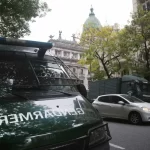Detuvieron a un sospechoso por prender fuego un patrullero en la marcha de los jubilados