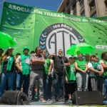 El salario registrado cayó por segundo mes consecutivo en abril