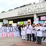 Se incendió un buque que transportaba 3.000 autos en el océano Pacífico