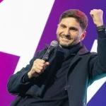 Milei sorprendió al mostrar por primera vez a Conan en un streaming solidario