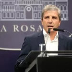 Candidata republicana en Texas desata una polémica al quemar un Corán con lanzallamas