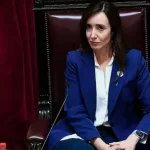 La libertaria Geraldine Prais mostró cómo le quedó la cara tras borrarse los tatuajes