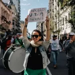 El dólar tocó el techo de la banda y el Banco Central ya empezó a vender reservas