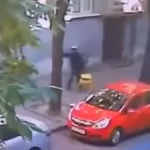 Una pareja rusa pidió un auto por una aplicación y el chofer les robó todo