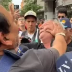 Video: un policía desenfundó su arma en medio de un partido de fútbol amateur