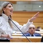 Fingió querer saludar a Bullrich, pero la increpó por Santiago Maldonado