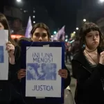 Un concejal libertario manejaba borracho un BMW descapotable con una copa de vino en una mano
