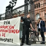 Rescatan a un nene que su abuela dejó encerrado en la camioneta mientras iba de compras