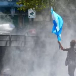 Mientras trabajaban, unos albañiles apoyaron la manifestación contra la reforma laboral