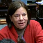 Nancy Pazos se encadenó frente al Congreso en reclamo contra la reforma laboral