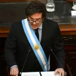 Se incendió un depósito de telas en Valentín Alsina y hay peligro de derrumbe