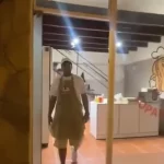 A las piñas con un pasajero: el chofer soltó el volante y el colectivo avanzó sin control