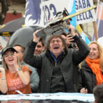 Hasta las manos: una encuesta muestra que el 73,6% de la gente pide la renuncia de Adorni