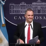 Le tiraron huevos a un diputado libertario por su voto en la reforma a la Ley de Glaciares