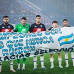 Quisieron quemar una bandera argentina en España y les explotó el petardo en la cara