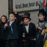 La versión española de «Muchachos»: «La primera fue de Iniesta y esta de Lamine Yamal»