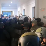 Polémica por la presencia de Adorni en la asunción de Santilli: viajó en auto oficial