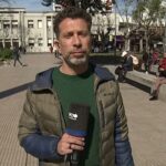 Tiene 90 años y trabaja en la calle para poder comer: «La jubilación no me alcanza»