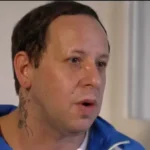 Un senador fue grabado mientras manejaba con el celular y un mate en las manos