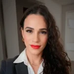 Un senador fue grabado mientras manejaba con el celular y un mate en las manos
