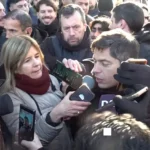 Con cara de enojo por la derrota en el Senado, Milei llegó a Cali para la asunción de De la Espriella