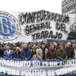 La economía que no llega al bolsillo: el pesimismo supera al optimismo en la era Milei