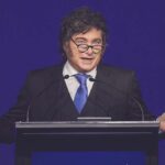 Milei y Caputo ponen precio a la ciudadanía argentina: desde US$350.000